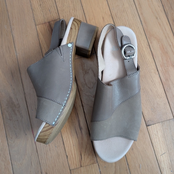 Dansko 39 Taupe Brown Madalyn Slingback Clog Sandal - Picture 1 of 12